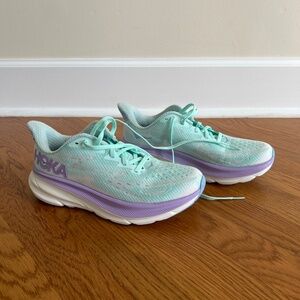 Hoka Clifton 9 (women’s) size 7B.